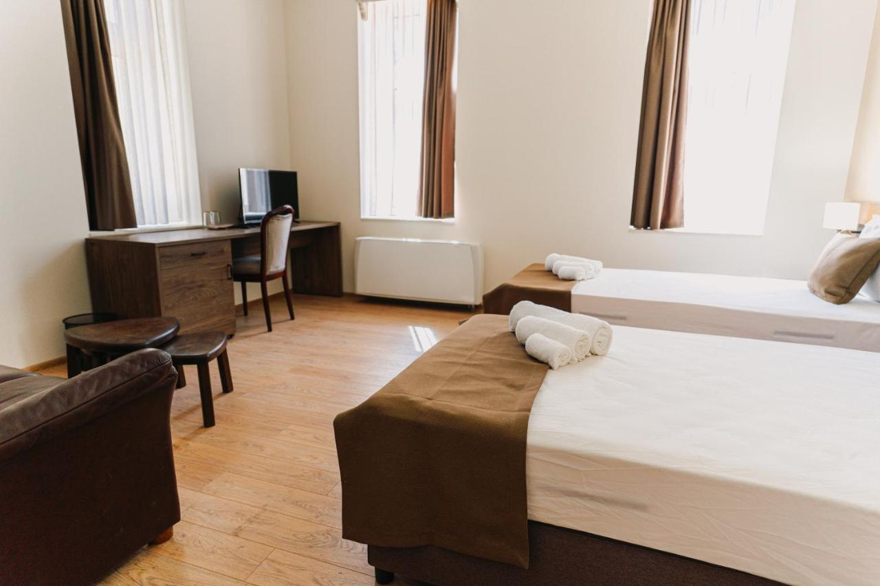 Хотел Театъръ Hotell Pleven Exteriör bild
