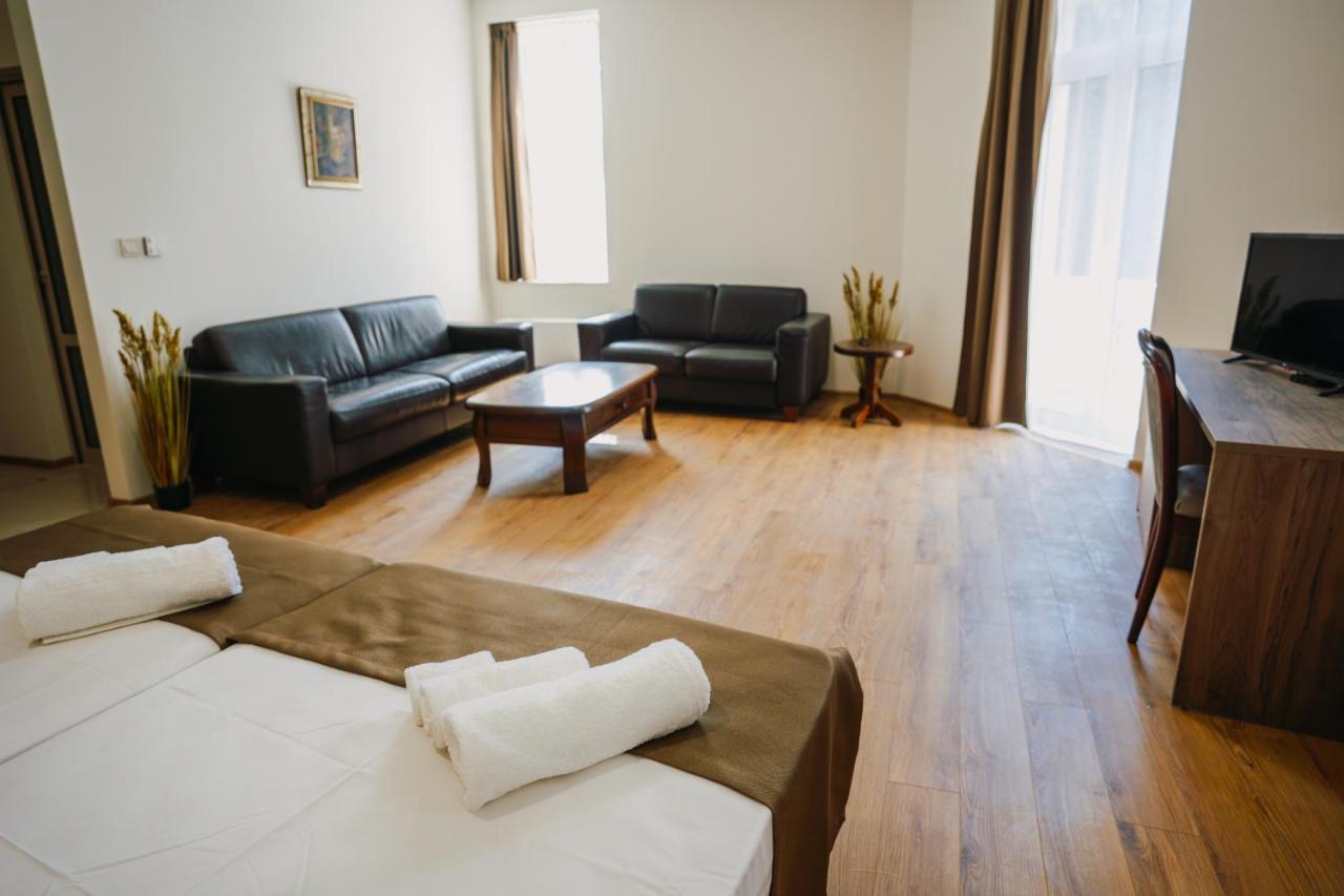 Хотел Театъръ Hotell Pleven Exteriör bild