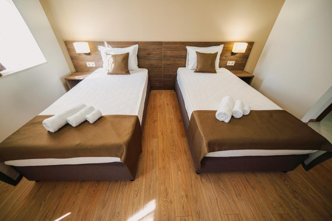 Хотел Театъръ Hotell Pleven Exteriör bild