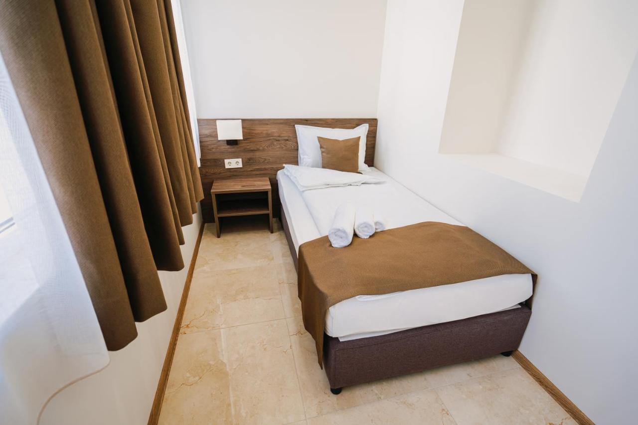 Хотел Театъръ Hotell Pleven Exteriör bild