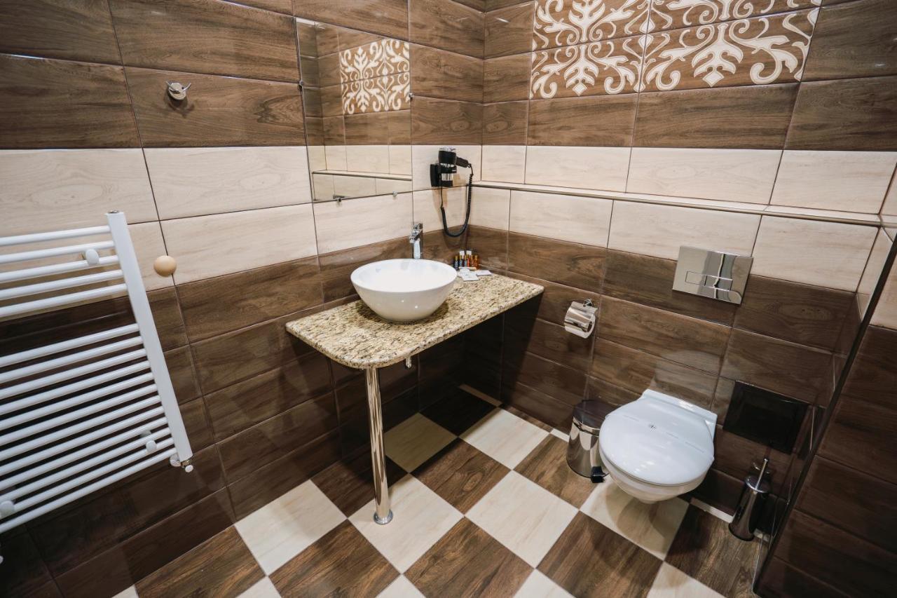 Хотел Театъръ Hotell Pleven Exteriör bild