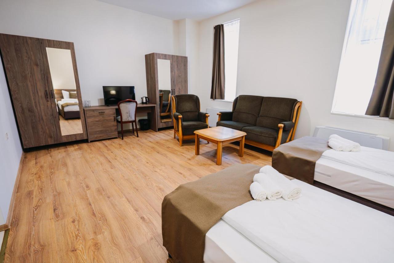 Хотел Театъръ Hotell Pleven Exteriör bild