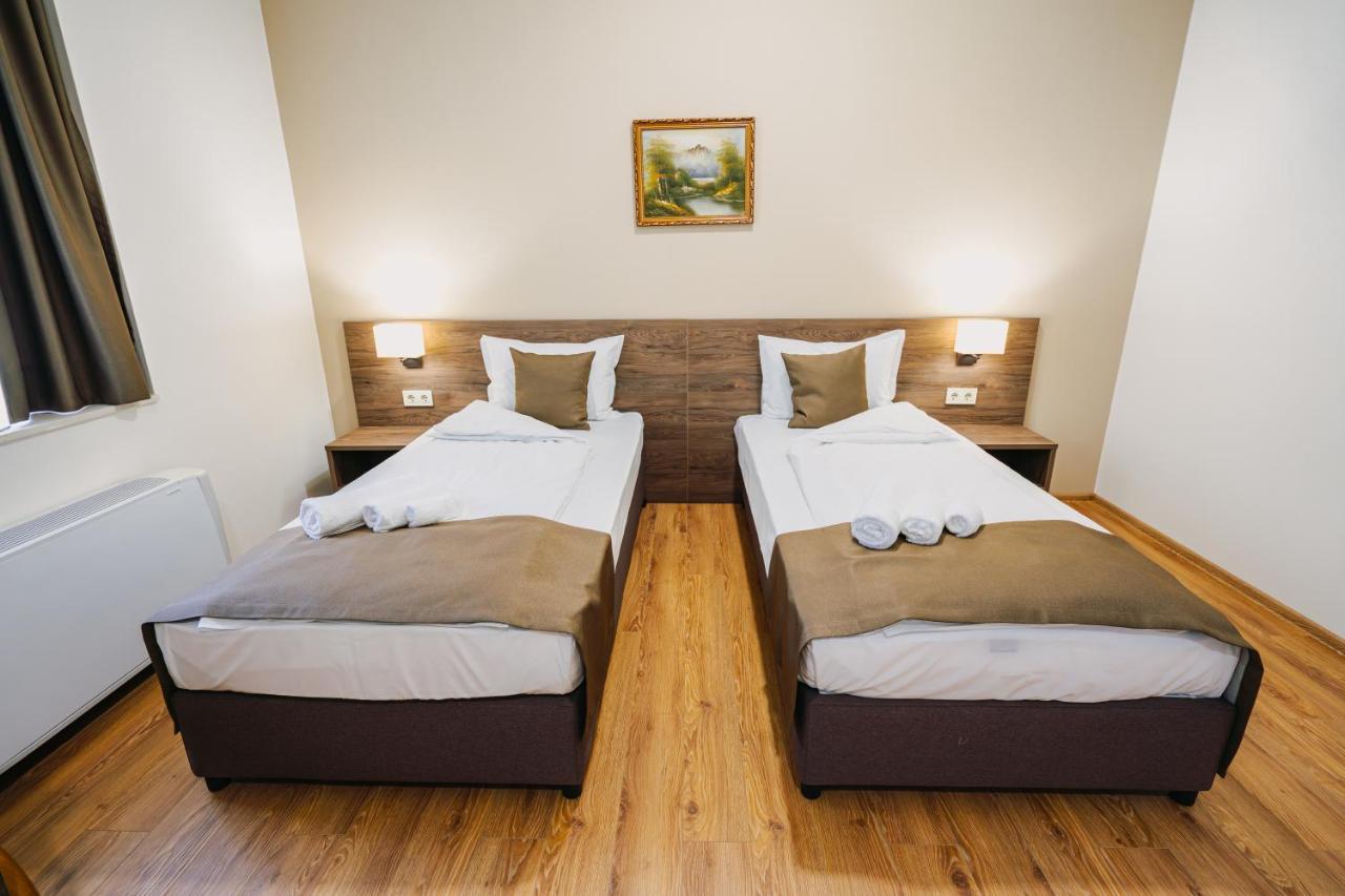 Хотел Театъръ Hotell Pleven Exteriör bild