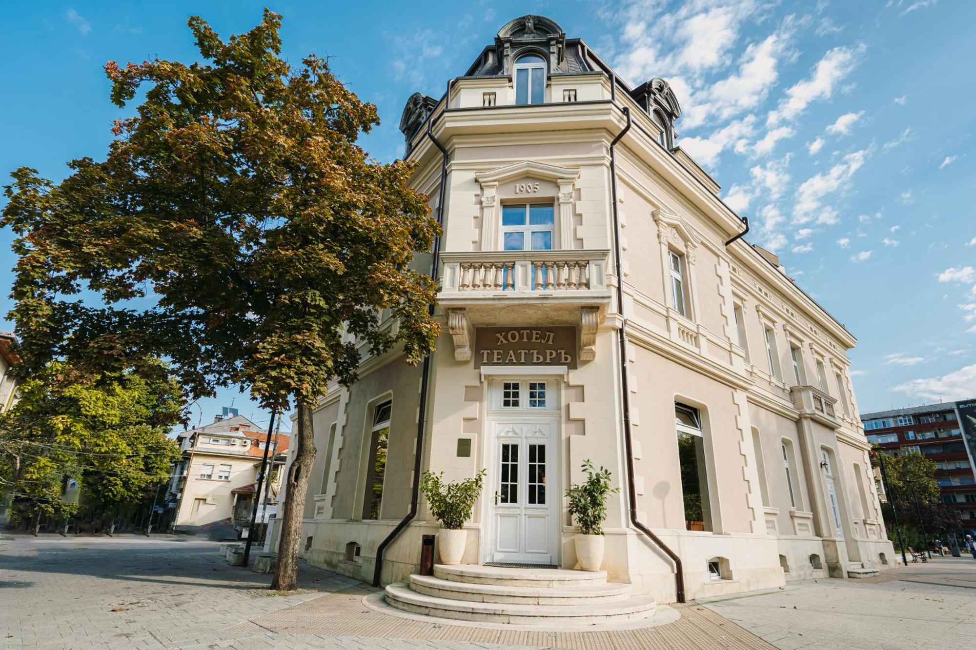 Хотел Театъръ Hotell Pleven Exteriör bild
