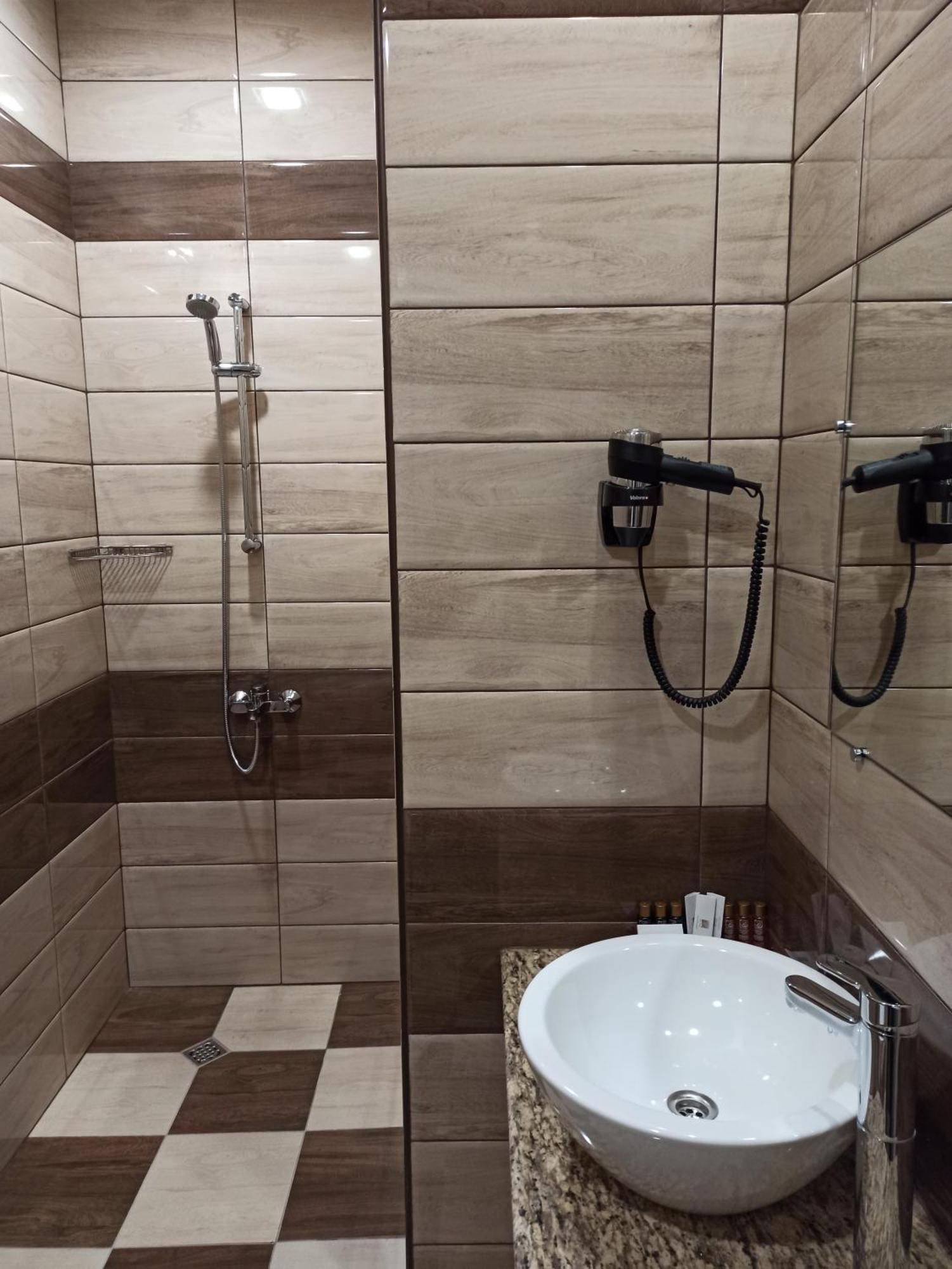 Хотел Театъръ Hotell Pleven Exteriör bild