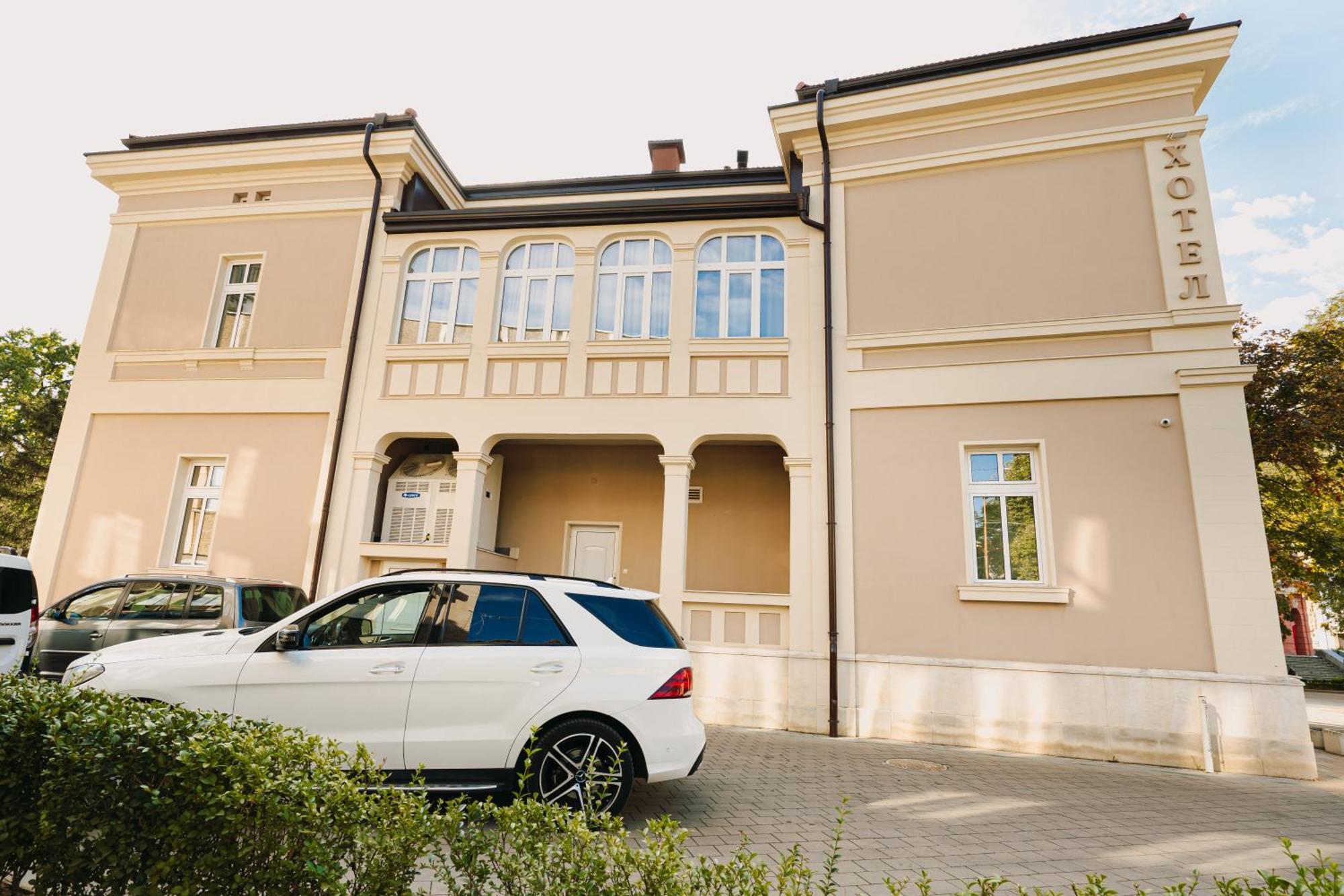 Хотел Театъръ Hotell Pleven Exteriör bild