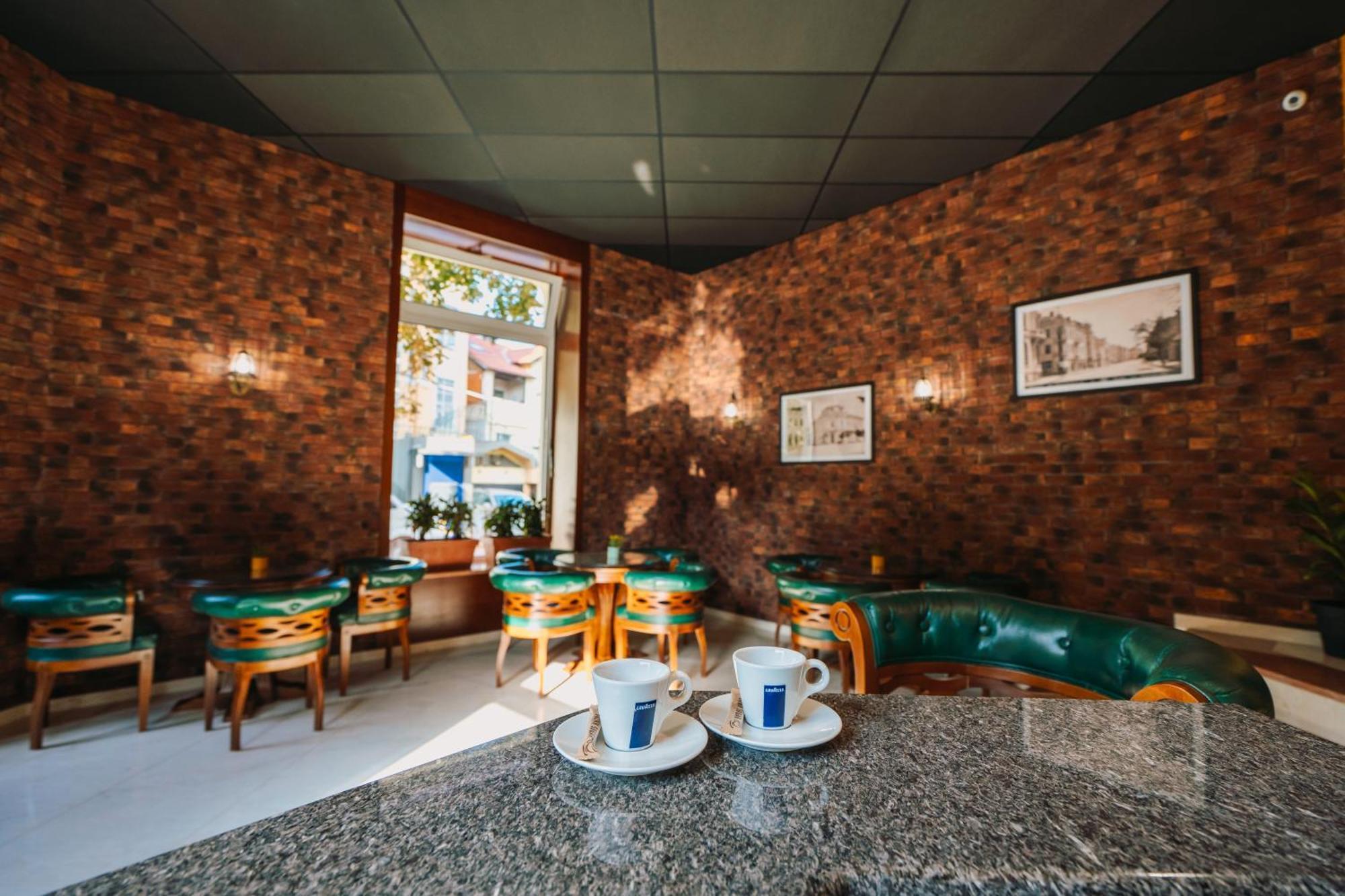 Хотел Театъръ Hotell Pleven Exteriör bild
