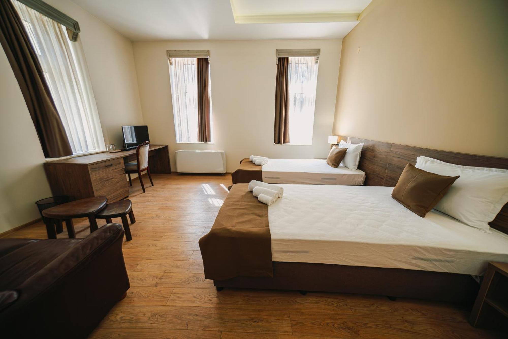 Хотел Театъръ Hotell Pleven Exteriör bild