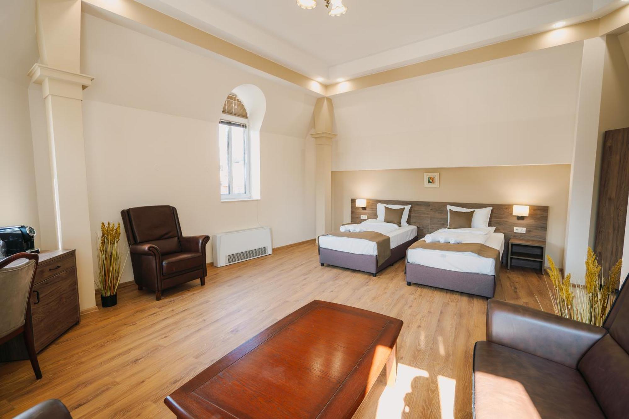 Хотел Театъръ Hotell Pleven Exteriör bild