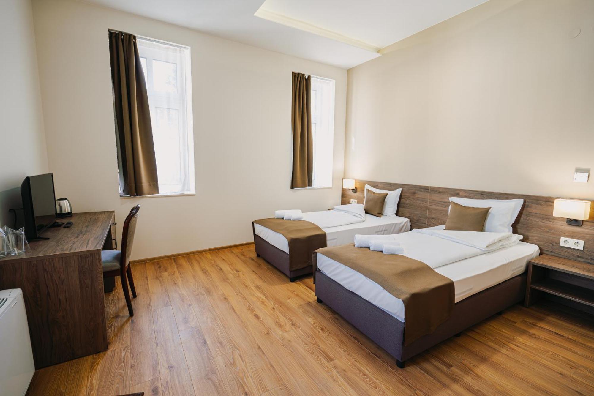 Хотел Театъръ Hotell Pleven Exteriör bild