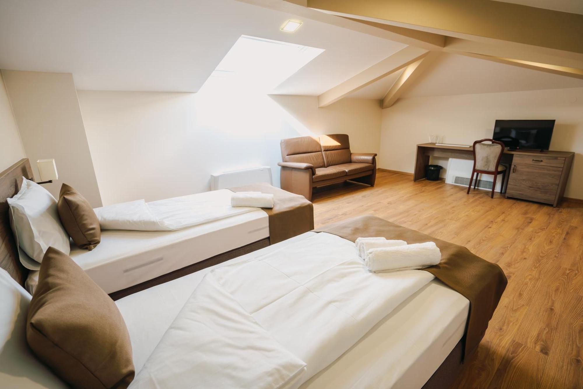Хотел Театъръ Hotell Pleven Exteriör bild