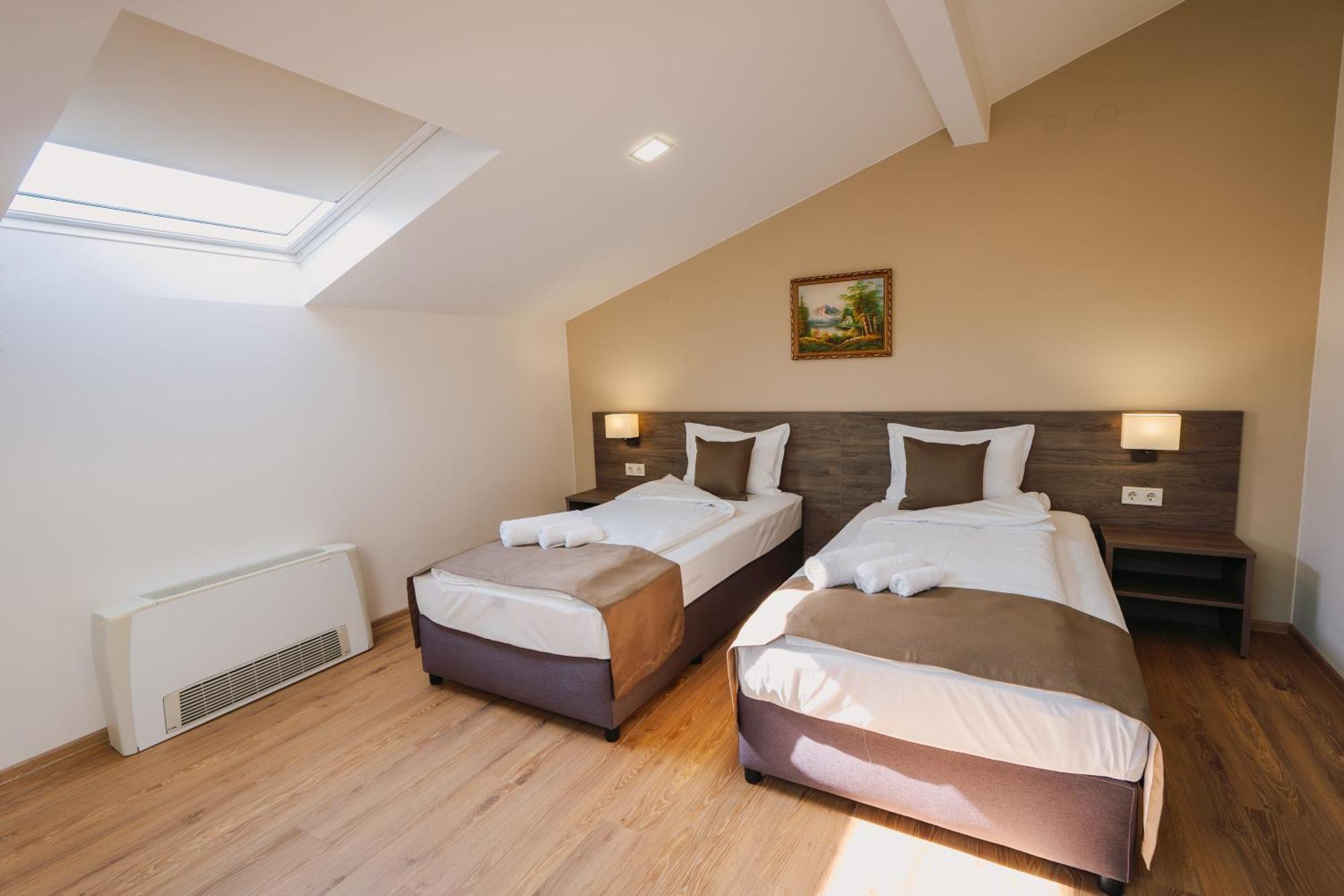 Хотел Театъръ Hotell Pleven Exteriör bild
