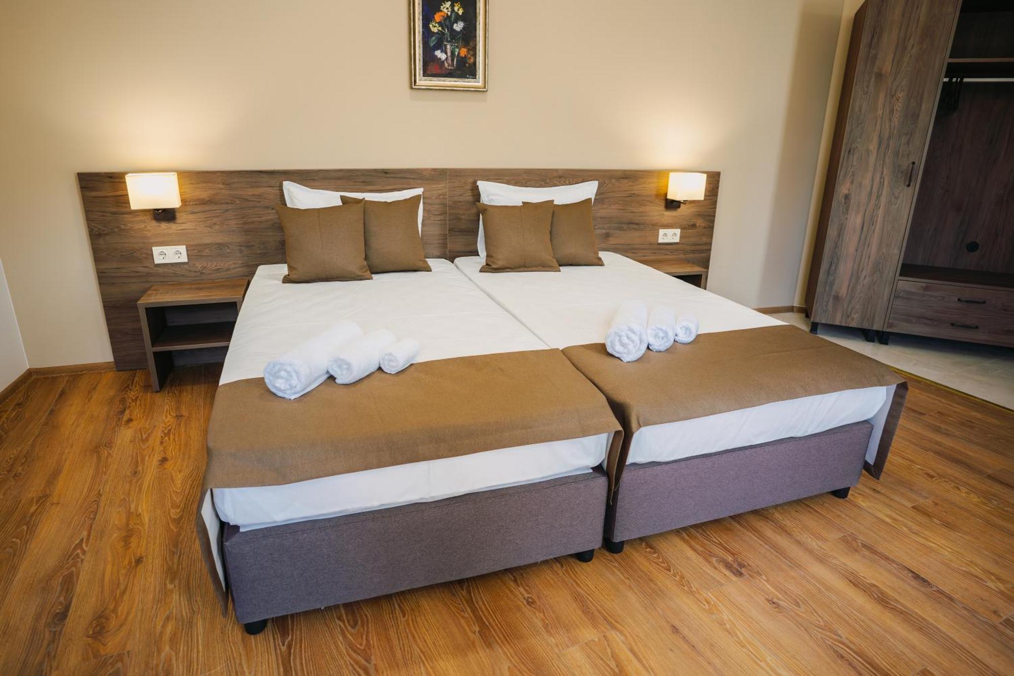 Хотел Театъръ Hotell Pleven Exteriör bild