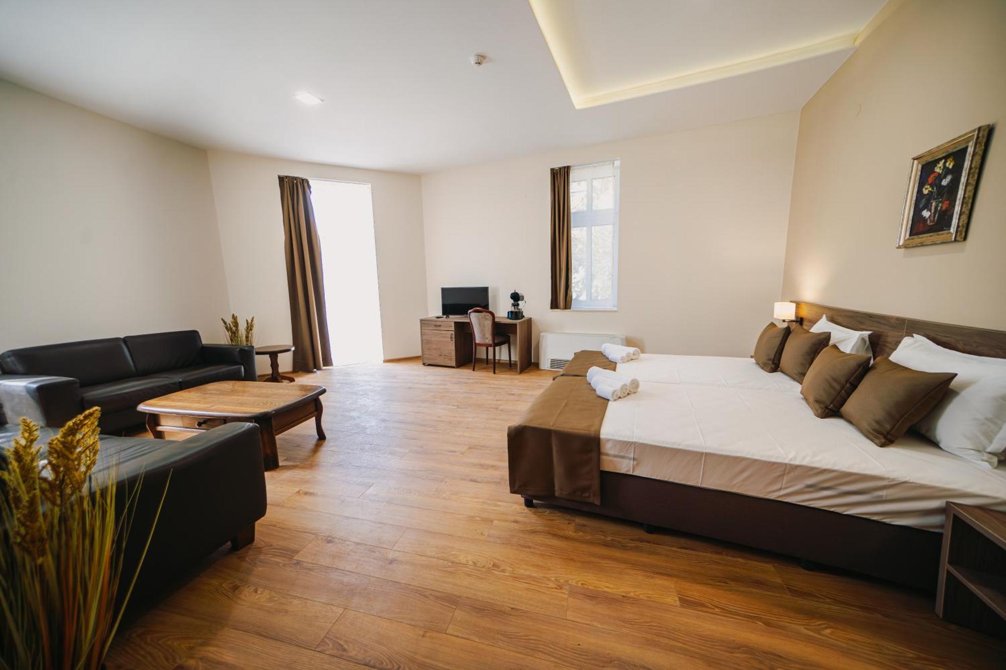 Хотел Театъръ Hotell Pleven Exteriör bild