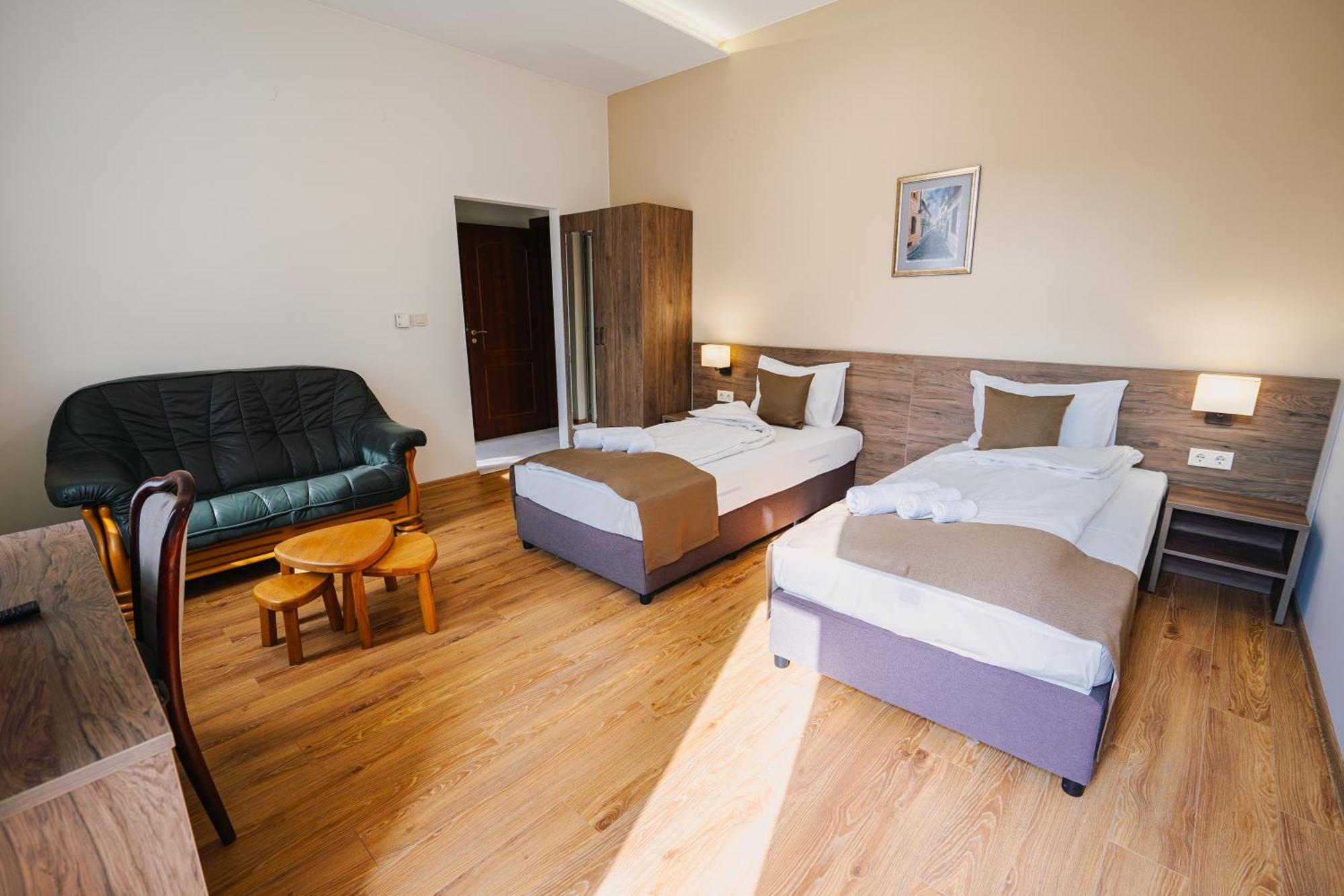 Хотел Театъръ Hotell Pleven Exteriör bild